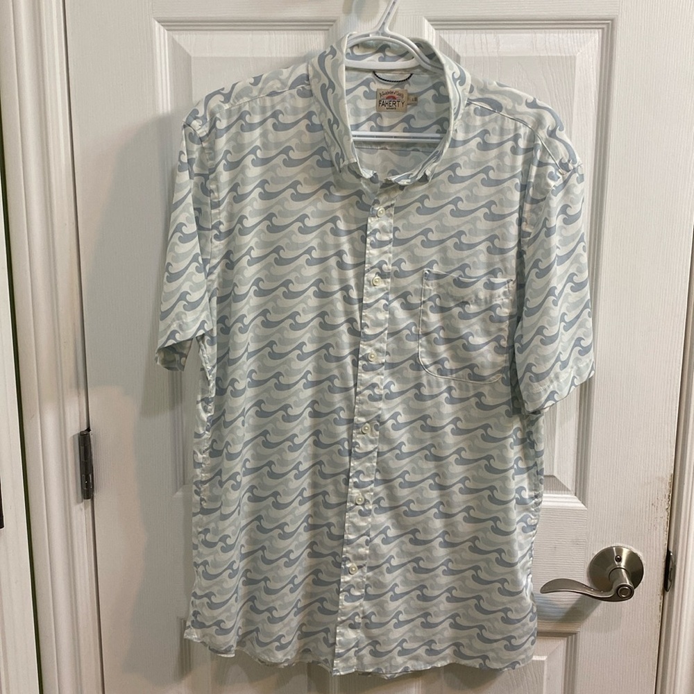 Faherty Movement Casual Short Sleeve Button Down Shirt Size Large Blue Waves